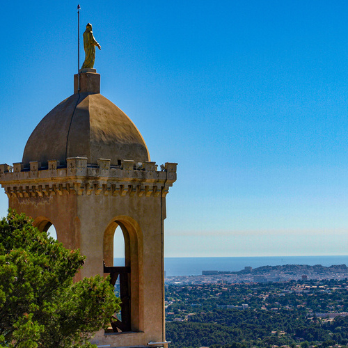 Allauch Statue de la Vierge Marie regardant Marseille et la méditerranée